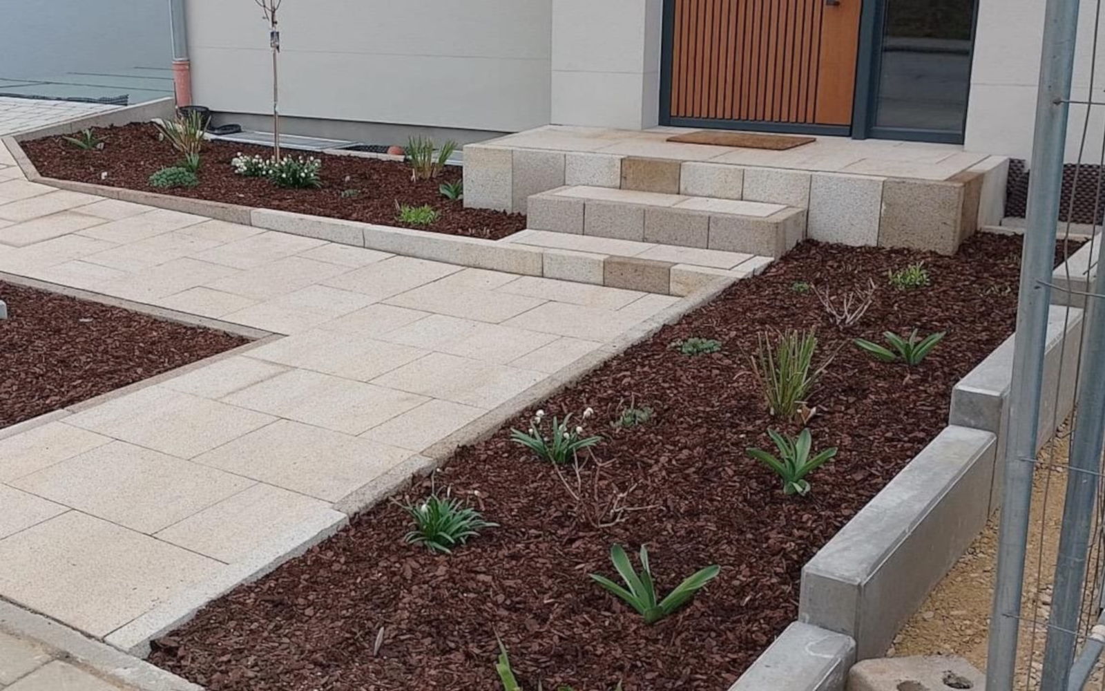 Eingangsbereich mit QR-Gartenbau